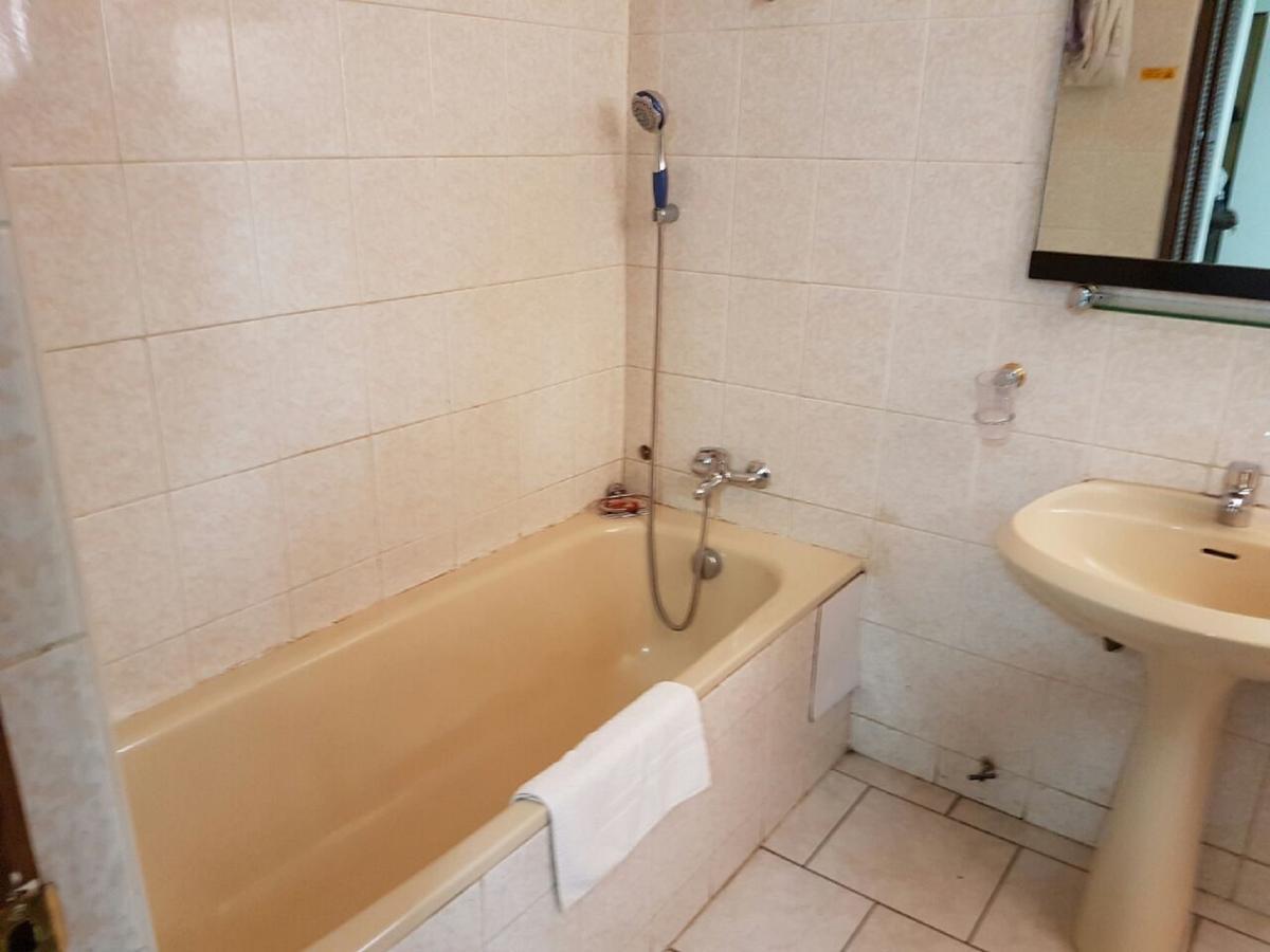 Royal Basin Resort Kumasi Extérieur photo